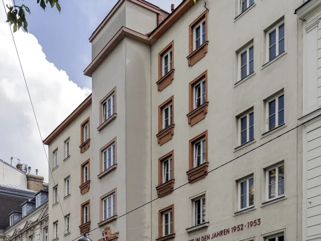 Mehrgeschossige Wohnanlage mit zahlreichen Fenstern und Balkonen